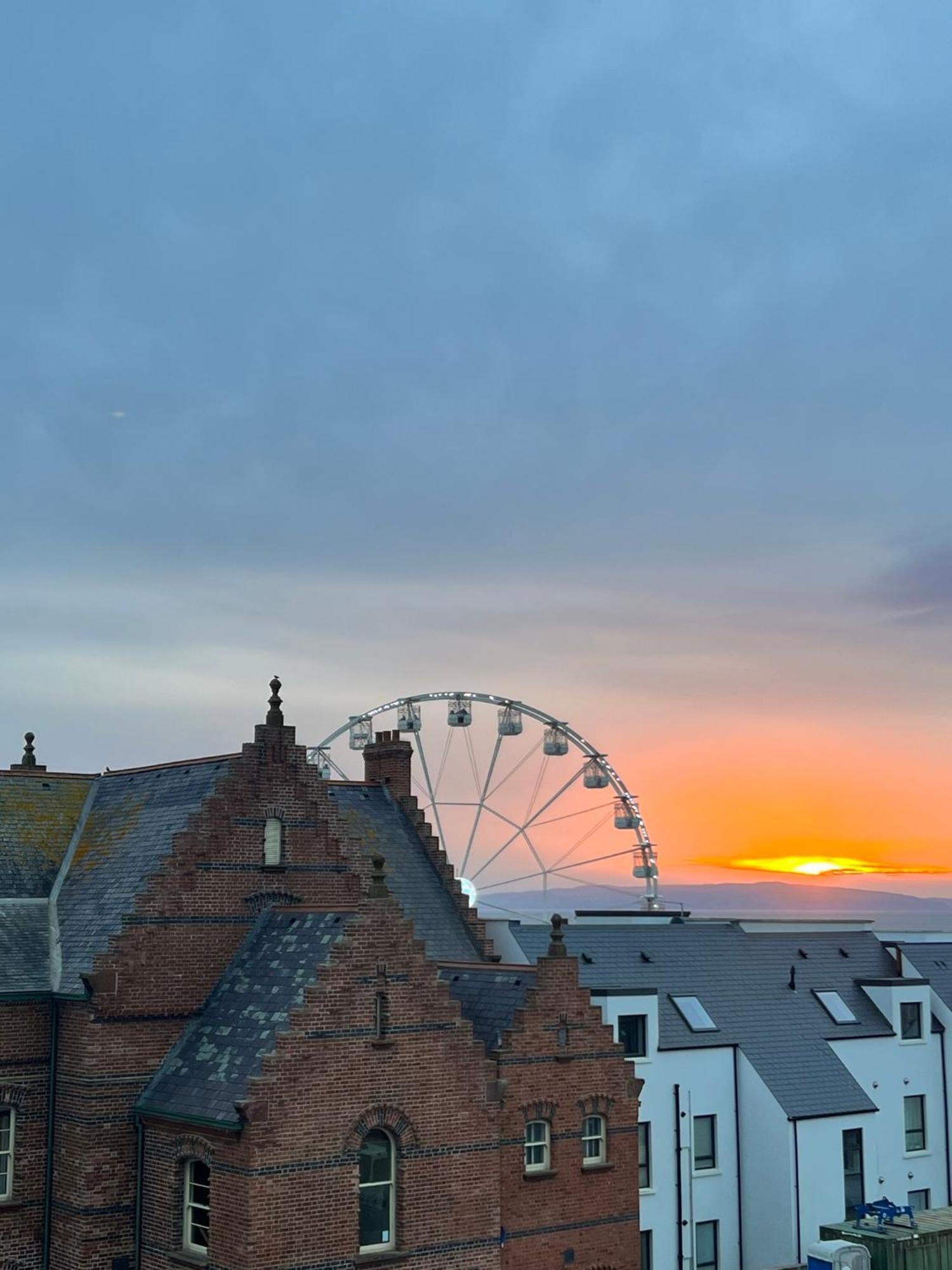 Penthouse Apartment - Town Centre, Sea Views, Secure Parking Portrush Extérieur photo